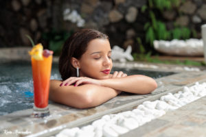 Photo de Deborah savourant un cocktail dans le jacuzzi de l'Hôtel Villa Delisle à la Réunion