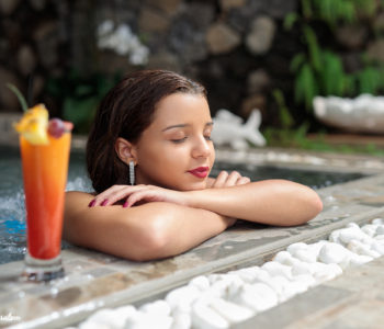 Photo de Deborah savourant un cocktail dans le jacuzzi de l'Hôtel Villa Delisle à la Réunion