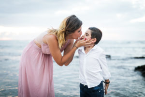 Shooting photo de vacances: Un bisou d'une maman à son fils