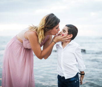 Shooting photo de vacances: Un bisou d'une maman à son fils