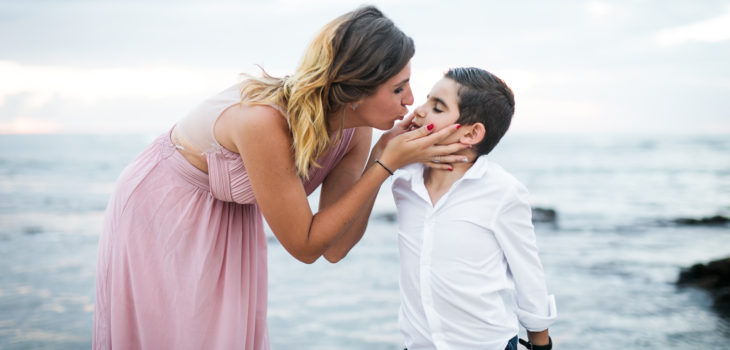 Shooting photo de vacances: Un bisou d'une maman à son fils