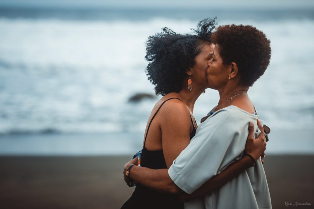 Un bisou entre une mère et sa fille lors d'un shooting photo à la Réunion (974)