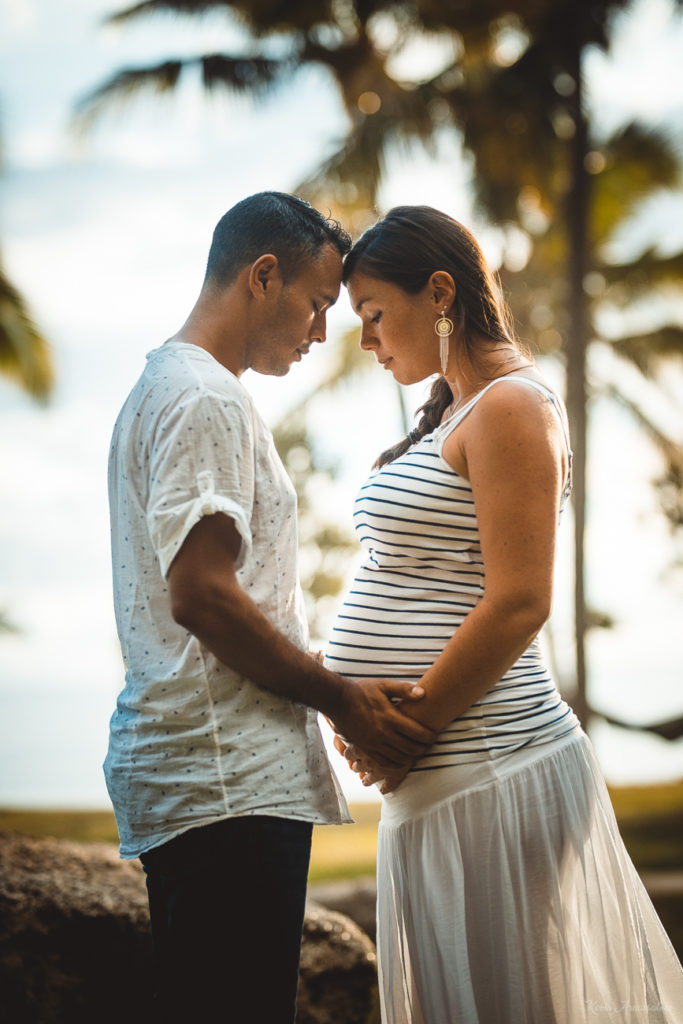 Séance photo de couple sous un coucher de soleil de la Réunion